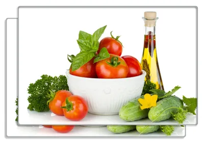 Produktbild von Wallario Frühstücksbrettchen 2er Set aus Glas, je 20 x 30 cm, mit rutschfesten Füßen, Motiv Frische Salatzutaten mit Kräuter-Öl - Tomaten, Gurke, Petersilie