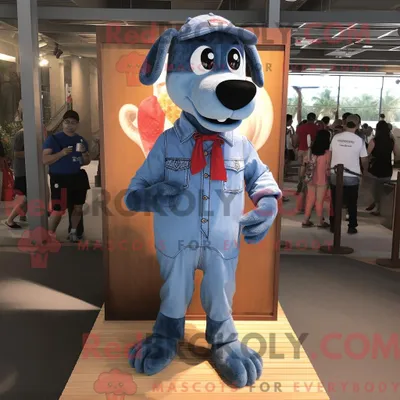Produktbild von Maskottchenfigur REDBROKOLY eines himmelblauen Hundes mit Jeanshemd und Schnürsenkeln