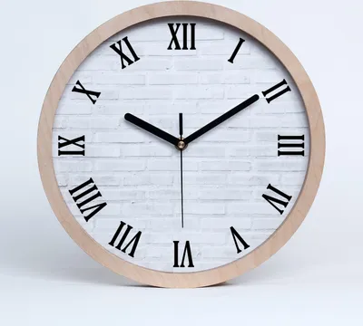 Produktbild von Holzuhr 20fi cm wanduhr - schwarze Spitzen - Ziegelwand