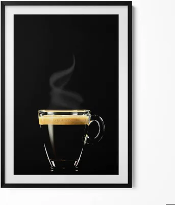 Produktbild von Ein Glas schwarzer Kaffee– Wandbild mit Rahmen – Gerahmtes Bild  – Wanddekoration – 70x100 cm –  Schwarz Rahmen