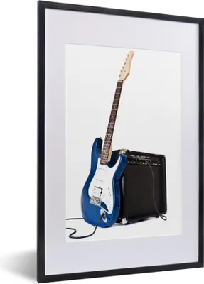 Produktbild von MuchoWow® Gerahmtes Poster Eine E-Gitarre lehnt an einem Verstärker 40x60 cm - Poster mit Schwarzem Bilderrahmen Wandposter Rahmen Foto Bilder - Poster in Rahmen