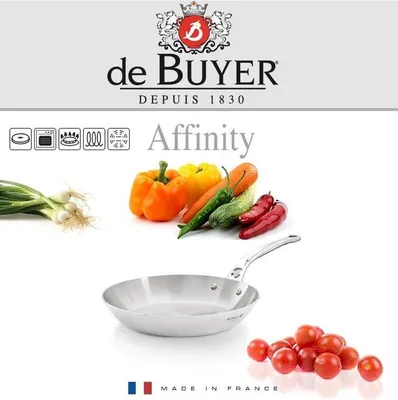 A De Buyer Affinity frying pan with various vegetables and cherry tomatoes.