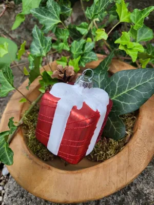 Produktbild von Christbaumkugel Geschenk rot gestreift, weiße Schleife