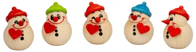 Fünf kleine Schneemänner aus Holz tragen bunte Mützen und halten rote Herzen in den Händen während sie fröhlich lächeln und nebeneinander aufgereiht sind