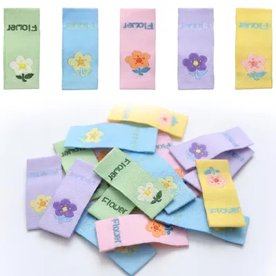 Productafbeelding van Handgemaakte labels om aan te naaien - 50 stuks met bloemenboeketmotief - Textiellabels in 5 kleuren