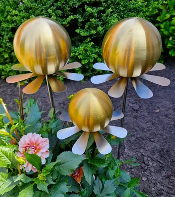 Produktbild von Blütenzauber Rotterdam Rosenkugel 15/15/10 cm Edelstahl gold matt gebürstet Gartenstecker mit Stab 80 cm