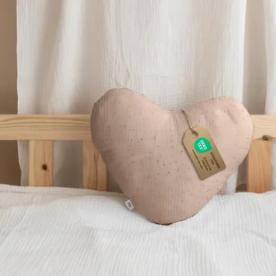 Imagen del producto de Cojín decorativo corazón rosa suave sin volantes, con aplicación dorada - muselina