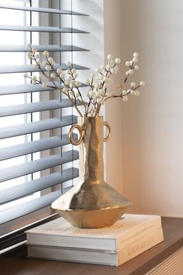 Entdecken Sie die Eleganz von "Ritual" Eine Meisterhaft gestaltete Goldene Aluminiumvase