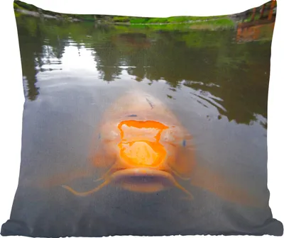 Produktbild von MuchoWow® Zierkissen Sofakissen Wohnzimmer Dekokissen 45x45 cm Ein riesiger Koi-Karpfen im Wasser - Schlafpolster - Polster für das Sofa