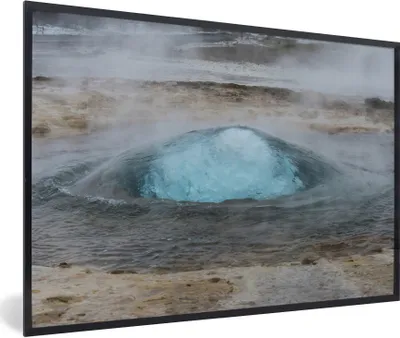 Produktbild von MuchoWow® Gerahmtes Poster Der leuchtend blaue Geysir mit Dampf in Island 30x20 cm - Poster mit Schwarzem Bilderrahmen Wandposter Rahmen Foto Bilder - Kunstdruck - Bild-Poster