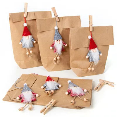 Produktbild von Logbuch-Verlag 6 Papiertüten braun mit Wichtelklammer aus Filz - Wichteltüte Nikolaussackerl Geschenkverpackung WeihnachtenWichtelanhänger