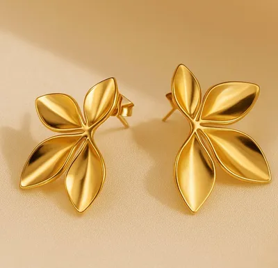 Produktbild von Lundholm Ohrstecker Damen Vergoldet Amy – Edelstahl PVD Gold – Blüten Brautschmuck Statement Ohrringe – Hypoallergen