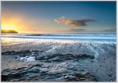 Produktbild von Wallario Wandbild Einsamer Strand in Cornwall  England, Größe: 70,30 x 100,30 cm, Poster mit weißem Kunststoffrahmen