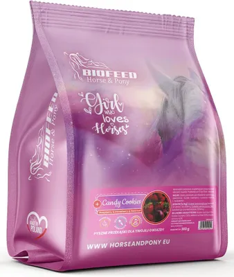 Immagine prodotto di Uno snack croccante per cavalli con succo di barbabietola, lamponi e fragole per pony