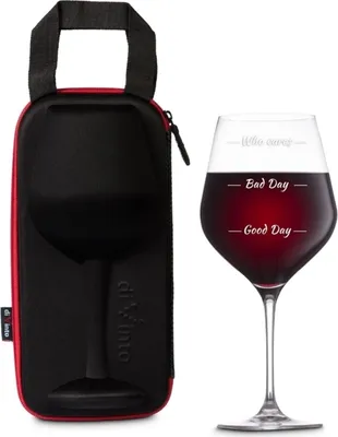Produktbild von Veľký pohár na víno na celú fľašu s objemom 860 ml s nápismi Who Cares + puzdro