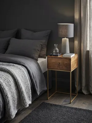 Draufsicht auf den 75,5 cm hohen Nachttisch mit Schublade. Die kompakte Stellfläche von 40x35 cm und die großzügige Ablagefläche sind ideal für das moderne Schlafzimmer._#sku_SAFWL6.478#