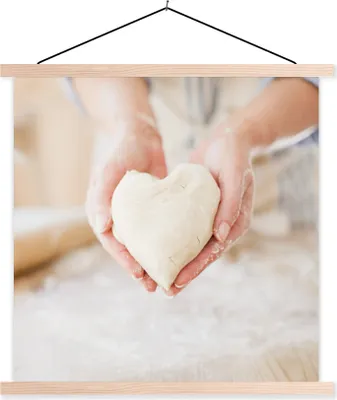 Produktbild von MuchoWow® Textilposter Ein Bäcker mit herzförmigem Teig 60x60 cm mit holzfarbenen Rahmen - Wanddekoration