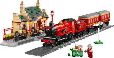 Produktbild von LEGO 76423 Harry Potter Hogwarts Express & der Bahnhof von Hogsmeade Zug-Set mit Schienen, Spielzeug-Zug, Fahrkartenschalter und 8 Minifiguren, ikonische Geschenk-Idee für Kinder und Fans