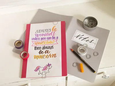 Produktbild von edding 1340 Pinselstift - ocker - 1 Stift - flexible Pinselspitze - Filzstift zum Malen, Schreiben und Zeichnen - Bullet Journals, Hand-Lettering, Mandalas, Kalligraphie