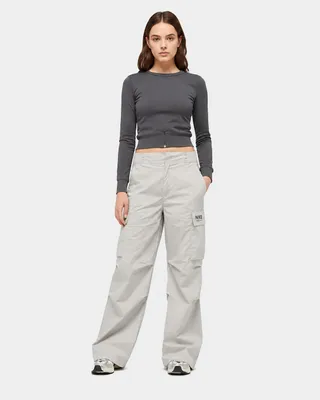 Produktbild von Nike Damen Cargo-Hose mit Seitentaschen – lässige Stoffhose in Hellgrau, KI-generiertes Bild