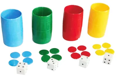 Imagen del producto de Juego de vasos de plástico para juegos de mesa, con 4 vasos, de varios colores, y dados y fichas