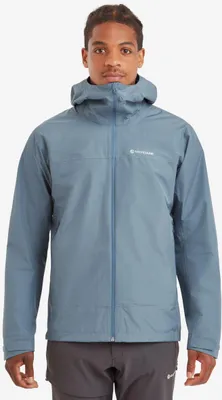 Mann trägt die "Spirit Jacket" von Montane; eine graue Hardshelljacke mit Kapuze; geeignet für Herren.