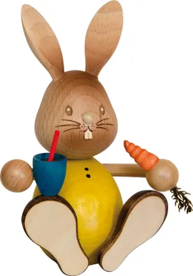 Produktbild von Drechslerei Kuhnert - Dekofigur aus Holz - Hase Stupsi mit Möhre und Becher - ca. 12cm