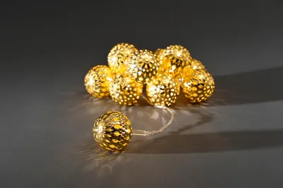 Produktbild von Konstsmide - LED Dekolichterkette, große goldfarbene Metallbälle, 10 warm weiße Dioden, batteriebetrieben, Innen, transparentes Kabel, 3 x AA 1.5V (exkl.); 3157-803