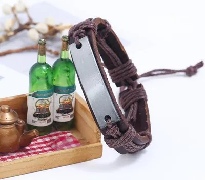 Produktbild von Herren-Lederarmband mit gravierbarem Anhänger - Elegantes Geschenk