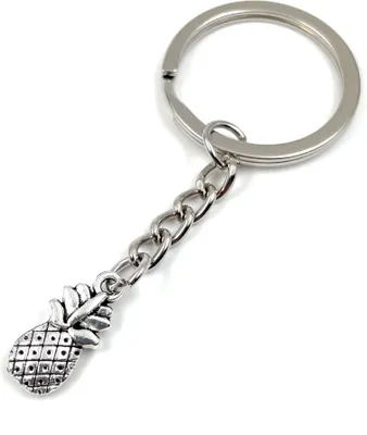 Produktbild von Onwomania Reife Ananas Frucht Obst Schlüsselanhänger Metall Glücksbringer in Alu Geschenkbox, ideal zum Verschenken