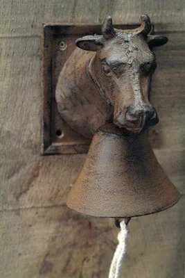 Produktbild von Famanu Türglocke mit Klappe - Kuh aus rotbraunem Gusseisen