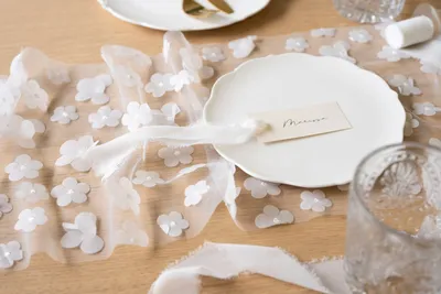 Produktbild von Tischläufer weiße Blumen transparent