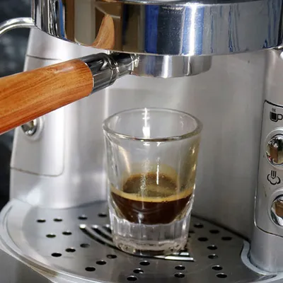 Obrázek produktu pro 51mm kávový portafiltr bez dna s filtračním košem a dřevěnou rukojetí Náhrada pro kávovar Delonghi EC680 EC685 Opakovaně použitelný filtr ze slitiny Příslušenství pro extrakci kávy