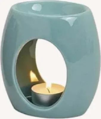 Eine hellblaue Keramik-Duftlampe mit ovaler Form und einer ovalen Aussparung in der Mitte.