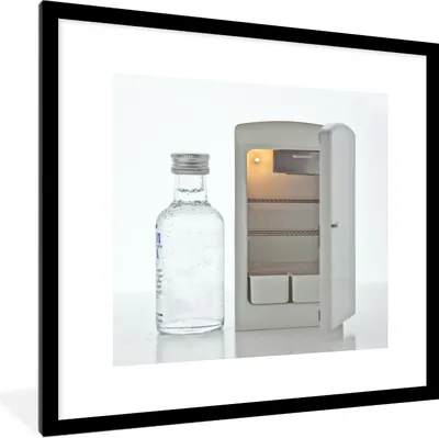 Produktbild von MuchoWow® Gerahmtes Poster Kleine Waffeln, Mini-Kühlschrank und ein Glas Wodka 40x40 cm - Poster mit Schwarzem Bilderrahmen Wandposter Rahmen Foto Bilder - Poster - Plakat im Rahmen