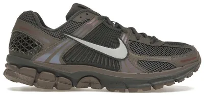 Zdjęcie produktu dla Nike Zoom Vomero 5 w kolorze Cave Stone - rozmiar EU 40.5