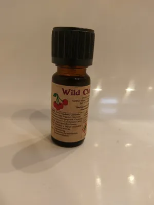 Kleine braune Flasche mit einem schwarzen Verschluss. Auf dem Etikett steht "Wildcherry".