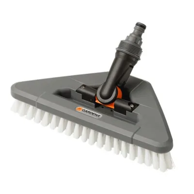 Produktbild von Gardena Gelenk-Schrubber 05562-20, Kunststoff, Grau, 27,5x13,2 cm, wasserführend, mit 360°-Drehgelenk & Dreiecksform, für robuste Bodenflächen wie Terrassen & Treppen, 1 Stück, passend für alle Original GARDENA Cleansystem Wasserstiele, ideal für schwer zugängliche Stellen