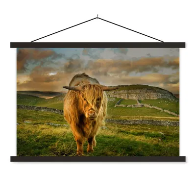 Produktbild von MuchoWow® Textilposter Schottischer Highlander - Gras - Berg 150x100 cm mit schwarzem Rahmen - Schlafzimmer