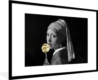 Produktbild von MuchoWow® Gerahmtes Poster Mädchen mit Perlenohrring - Johannes Vermeer - Schwarz und weiß 90x60 cm - Poster mit Schwarzem Bilderrahmen Wandposter Rahmen Foto Bilder - Wanddekoration - Fotos