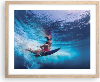 Produktbild von Gerahmtes Poster - Rahmen in heller Eiche - Surfen Frau Unterwasser - 50x40 cm - Wand Bild - Wanddeko - Wandbilder - Wandposter - Bilderrahmen - Bilder - Kunstdruck - Wandbild - P2NAA50x40-4274