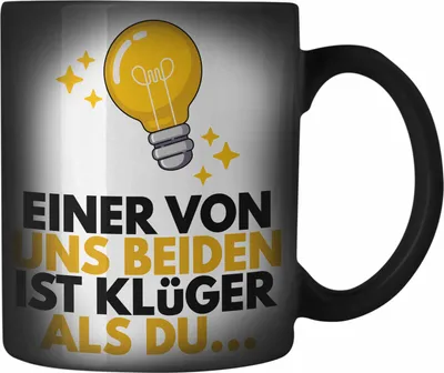 Produktbild von TRENDATION Einer Von Uns Beide Ist Klüger Als Du Lustige Farbwechsel Zauber-Tasse mit Spruch Karabiner Farbwechsel Zauber-Tasse Edelstahl Sprüche (Schwarz)