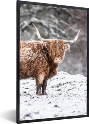 Produktbild von MuchoWow® Gerahmtes Poster Schottischer Highlander - Baum - Schnee 60x90 cm - Poster mit Schwarzem Bilderrahmen Wandposter Rahmen Foto Bilder - Kunst