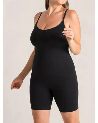 Schwarzer Shapewear-Body mit verstellbaren Spaghettiträgern, von einer Frau getragen, von vorne gezeigt