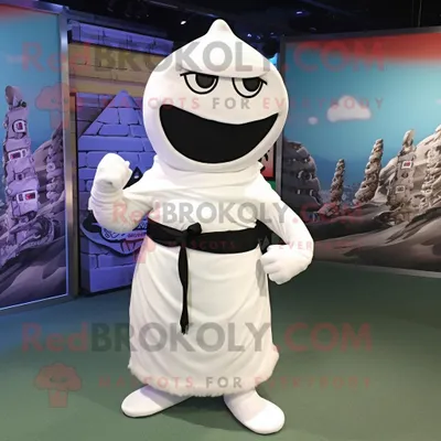 Obrázok produktu pre Maskot spoločnosti REDBROKOLY je postava bieleho ninju oblečeného v maxi sukni a s ihlicami zapichnutými do kravaty