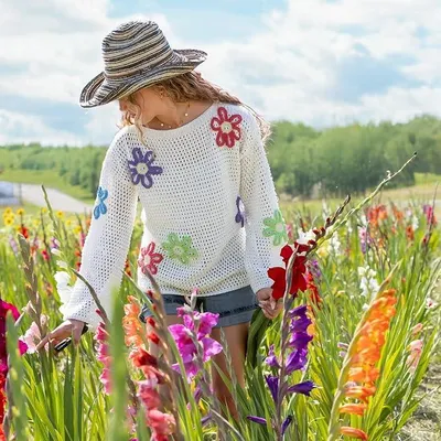 Imagen del producto de Kit de tejido para un jersey de verano, "Flower Power", hecho de 100% algodón Gründl Baumwolle quick uni. El kit es suficiente para tallas 36-38 hasta 40-42.
