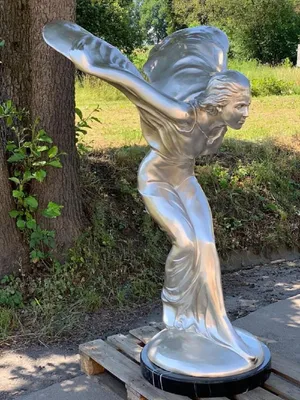 Produktbild von Casa Padrino Luxus Bronze Skulptur Spirit of Ecstasy Frau mit Flügel Silber / Schwarz 117 x 122 x H. 168 cm - Riesige Bronzefigur mit Marmorsockel - Luxus Deko Accessoires