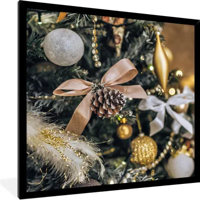 Produktbild von MuchoWow® Gerahmtes Poster Eine Nahaufnahme von Weihnachtsbaumschmuck 40x40 cm - Poster mit Schwarzem Bilderrahmen Wandposter Rahmen Foto Bilder - Mit Rahmen - Wanddekoration Schlafzimmer