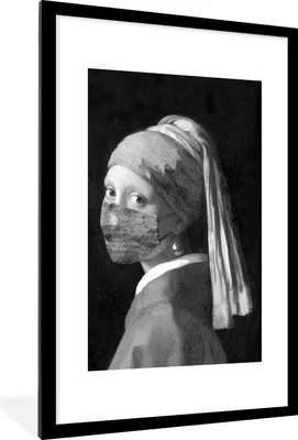 Produktbild von MuchoWow® Gerahmtes Poster Das Mädchen mit dem Perlenohrring und der blauen Mundhaube - Gemälde von Johannes Vermeer - schwarz-weiß 60x90 cm - Poster mit Schwarzem Bilderrahmen Wandposter Rahmen Foto Bilder - Dekoration - Wandposter Wohnzimmer - Hochwertig