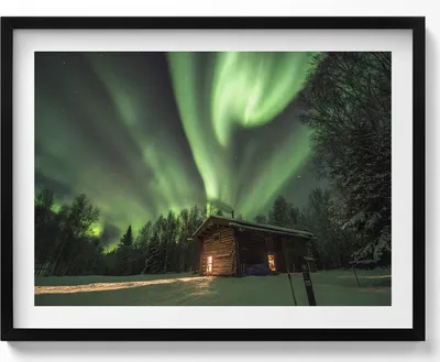 Produktbild von Aurora borealis und Hütte im Wald– Wandbild mit Rahmen – Gerahmtes Bild  – Wanddekoration – 80x60 cm –  Schwarz Rahmen